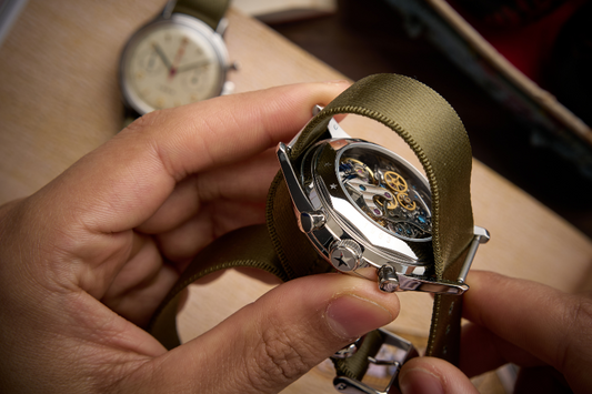 How to Change the Strap on Your Seagull 1963 Watch (3 Easy Methods)